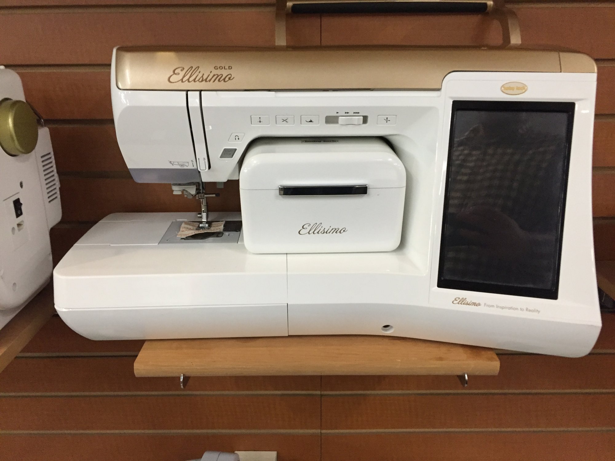 Baby Lock Ellisimo